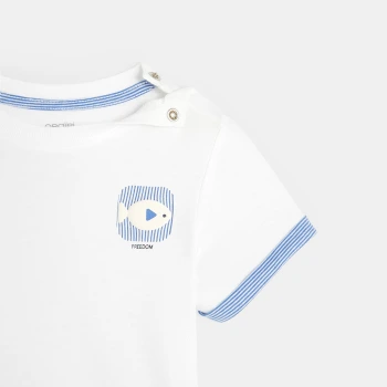 تي شيرت مع نقوش