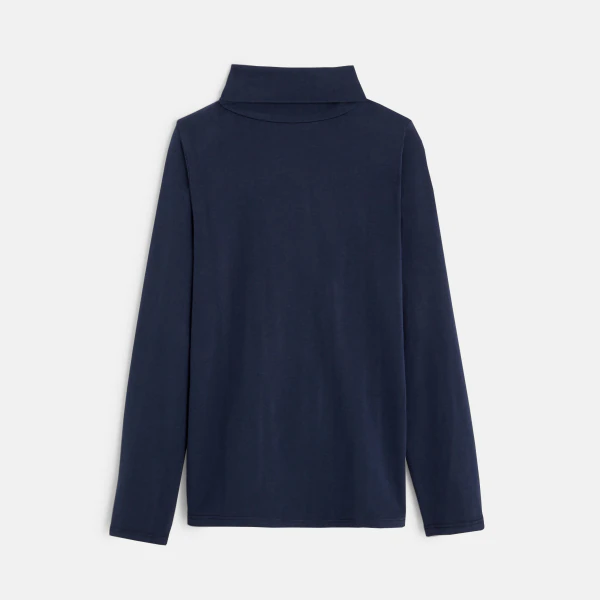 Long-sleeved turtleneck shirt