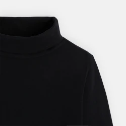 Long-sleeved turtleneck shirt