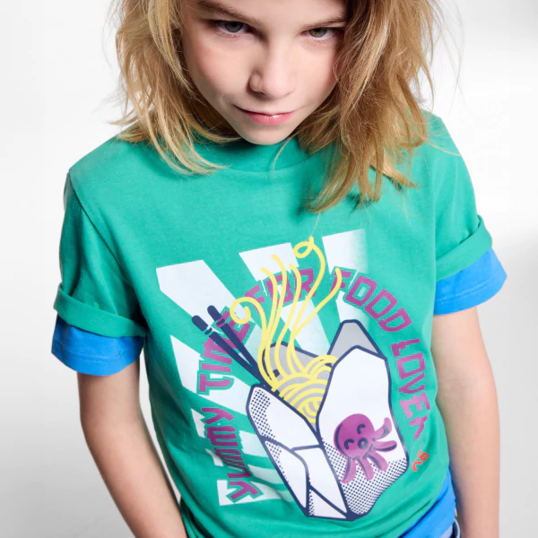 Boy's green Japanese-style patterned T-shirt with short sleeves