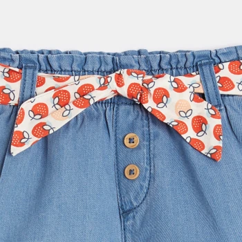 شورت دنيم خفيف باللون الأزرق مع حزام بطبعة الفراولة للفتيات الصغيرات