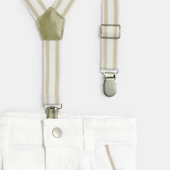 بنطال بكسرات وحمالات باللون الأبيض للأولاد الصغار