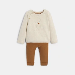 كنزة )بلوفر( منسوجة من التريكو برسومات على شكل دب وبنطلون )سروال( بني للفتيان الصغار.