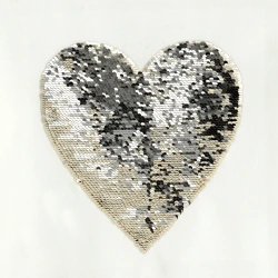 تيشيرت مع رسمة قلب مطرز...