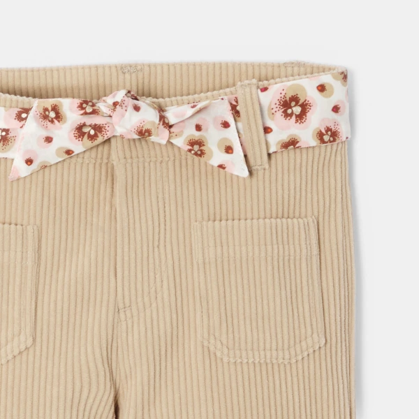 بنطلون فضفاض من الثوب المخملي المضلع، بلون البيج للفتيات الصغيرات. بنطلون فضفاض من الثوب المخملي المضلع، بلون البيج للفتيات الصغيرات.