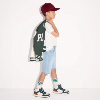 شورت برمودا من الجينز باللون الأزرق الباهت للأولاد.