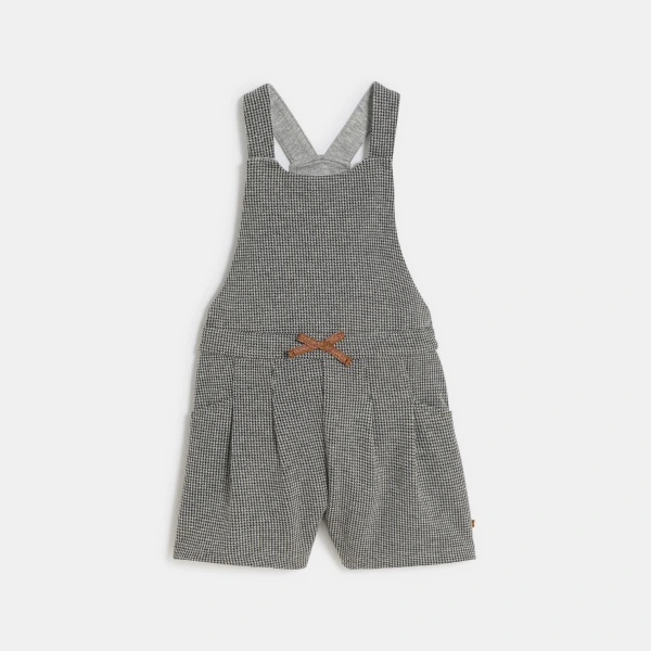 سالوبيت قصير أنيق ودافئ وتيشيرت رمادي لطفلة رضيعة سالوبيت قصير أنيق ودافئ وتيشيرت رمادي لطفلة رضيعة