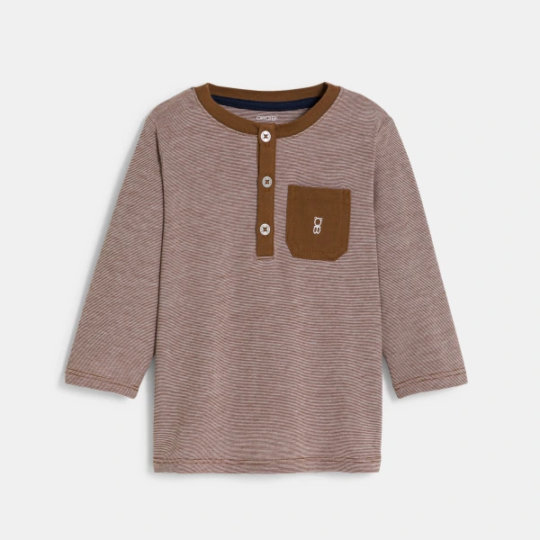 تيشيرت نمط تونسي بني بأكمام طويلة للأولاد الصغار. تيشيرت نمط تونسي بني بأكمام طويلة للأولاد الصغار.