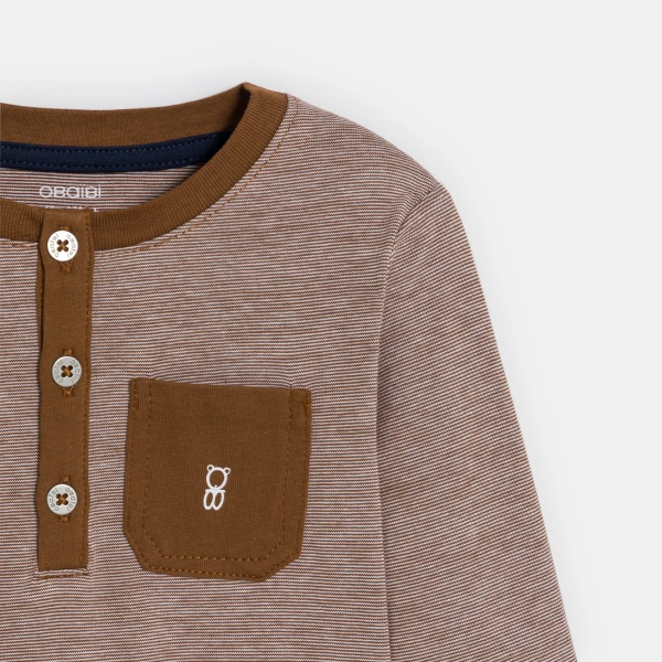 تيشيرت نمط تونسي بني بأكمام طويلة للأولاد الصغار. تيشيرت نمط تونسي بني بأكمام طويلة للأولاد الصغار.