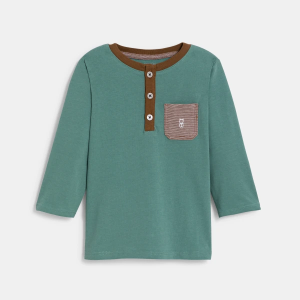 تيشيرت نمط تونسي أخضر بأكمام طويلة للأولاد الصغار. تيشيرت نمط تونسي أخضر بأكمام طويلة للأولاد الصغار.