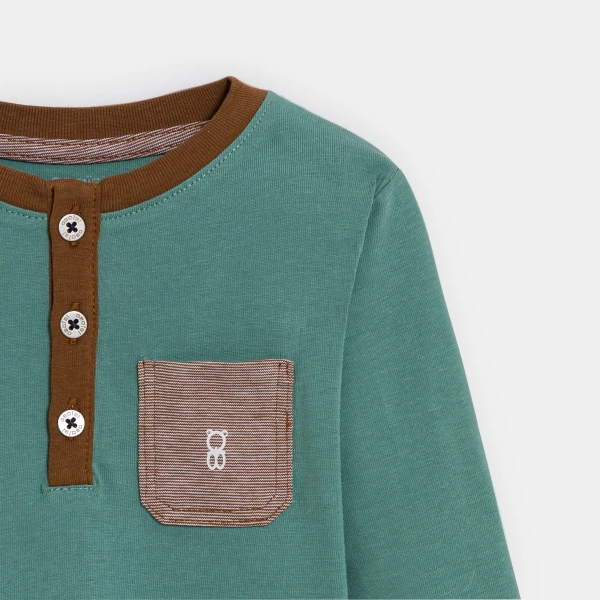 تيشيرت نمط تونسي أخضر بأكمام طويلة للأولاد الصغار. تيشيرت نمط تونسي أخضر بأكمام طويلة للأولاد الصغار.