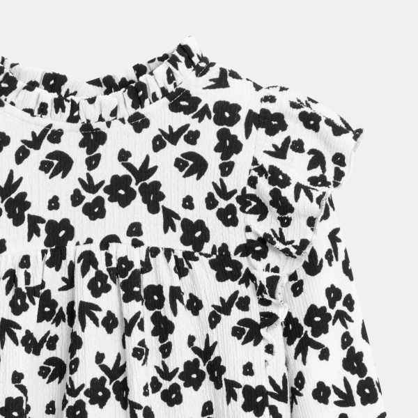 بلوزة مكشكشة بطبعة باللون الأسود للفتيات بلوزة مكشكشة بطبعة باللون الأسود للفتيات