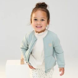 سترة من الصوف الناعم، بسحّاب ورقعة مخيطة على شكل قلب باللون الأخضر للفتيات الرُضع