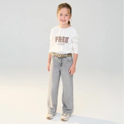 تيشيرت عليه عبارة ومزين برسمة جلد الفهد باللون البني الفاتح للفتيات