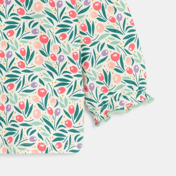 بلوزة بطبعة زهور وياقة مكشكشة، باللون الأزرق للفتيات الصغيرات. بلوزة بطبعة زهور وياقة مكشكشة، باللون الأزرق للفتيات الصغيرات.