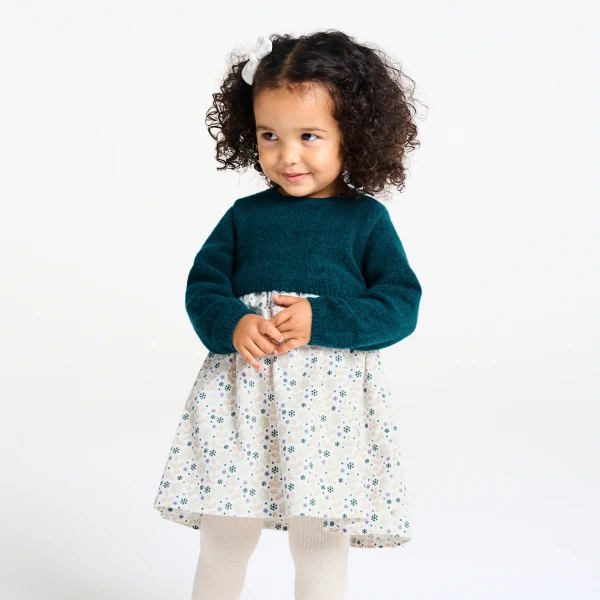 فستان منسوج من مادتين، من الجيرسي والنسج بالدرز باللون الأخضر للفتيات الرضع. فستان منسوج من مادتين، من الجيرسي والنسج بالدرز باللون الأخضر للفتيات الرضع.