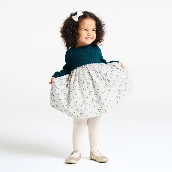 فستان منسوج من مادتين، من الجيرسي والنسج بالدرز باللون الأخضر للفتيات الرضع. فستان منسوج من مادتين، من الجيرسي والنسج بالدرز باللون الأخضر للفتيات الرضع.