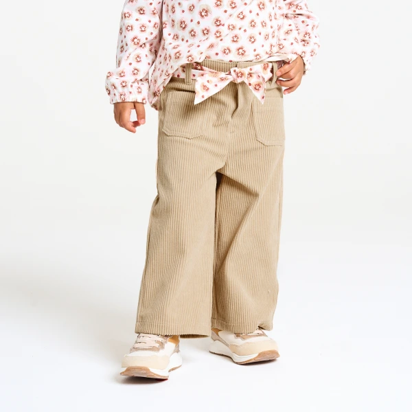 بنطلون فضفاض من الثوب المخملي المضلع، بلون البيج للفتيات الصغيرات. بنطلون فضفاض من الثوب المخملي المضلع، بلون البيج للفتيات الصغيرات.