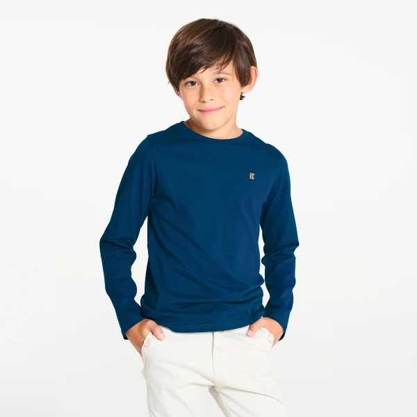 تيشيرت بأكمام طويلة باللون الأزرق المتناسق للأولاد. تيشيرت بأكمام طويلة باللون الأزرق المتناسق للأولاد.