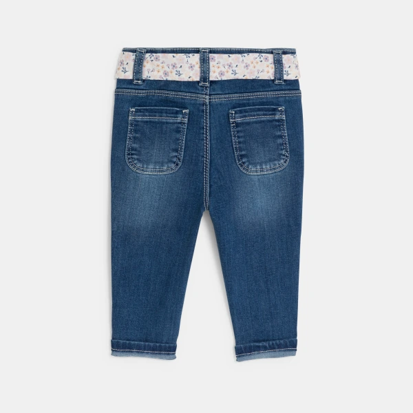 بنطال جينز بقصة عادية مع حزام مزين برسوم أزهار، باللون الأزرق للفتيات الرضع. بنطال جينز بقصة عادية مع حزام مزين برسوم أزهار، باللون الأزرق للفتيات الرضع.