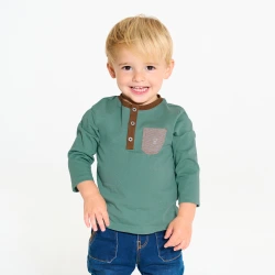 تيشيرت نمط تونسي أخضر بأكمام طويلة للأولاد الصغار.