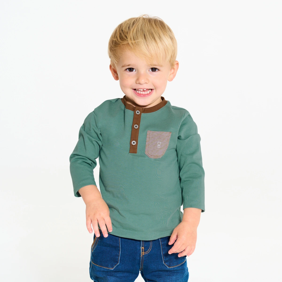 تيشيرت نمط تونسي أخضر بأكمام طويلة للأولاد الصغار. تيشيرت نمط تونسي أخضر بأكمام طويلة للأولاد الصغار.