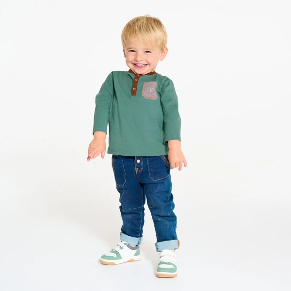 تيشيرت نمط تونسي أخضر بأكمام طويلة للأولاد الصغار. تيشيرت نمط تونسي أخضر بأكمام طويلة للأولاد الصغار.