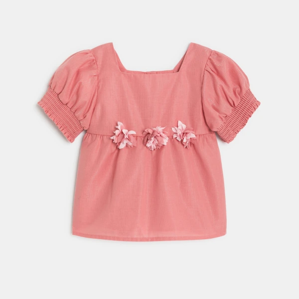 بلوزة طفلة وردية لامعة مزينة بالورود وأكمام قصيرة بلوزة طفلة وردية لامعة مزينة بالورود وأكمام قصيرة