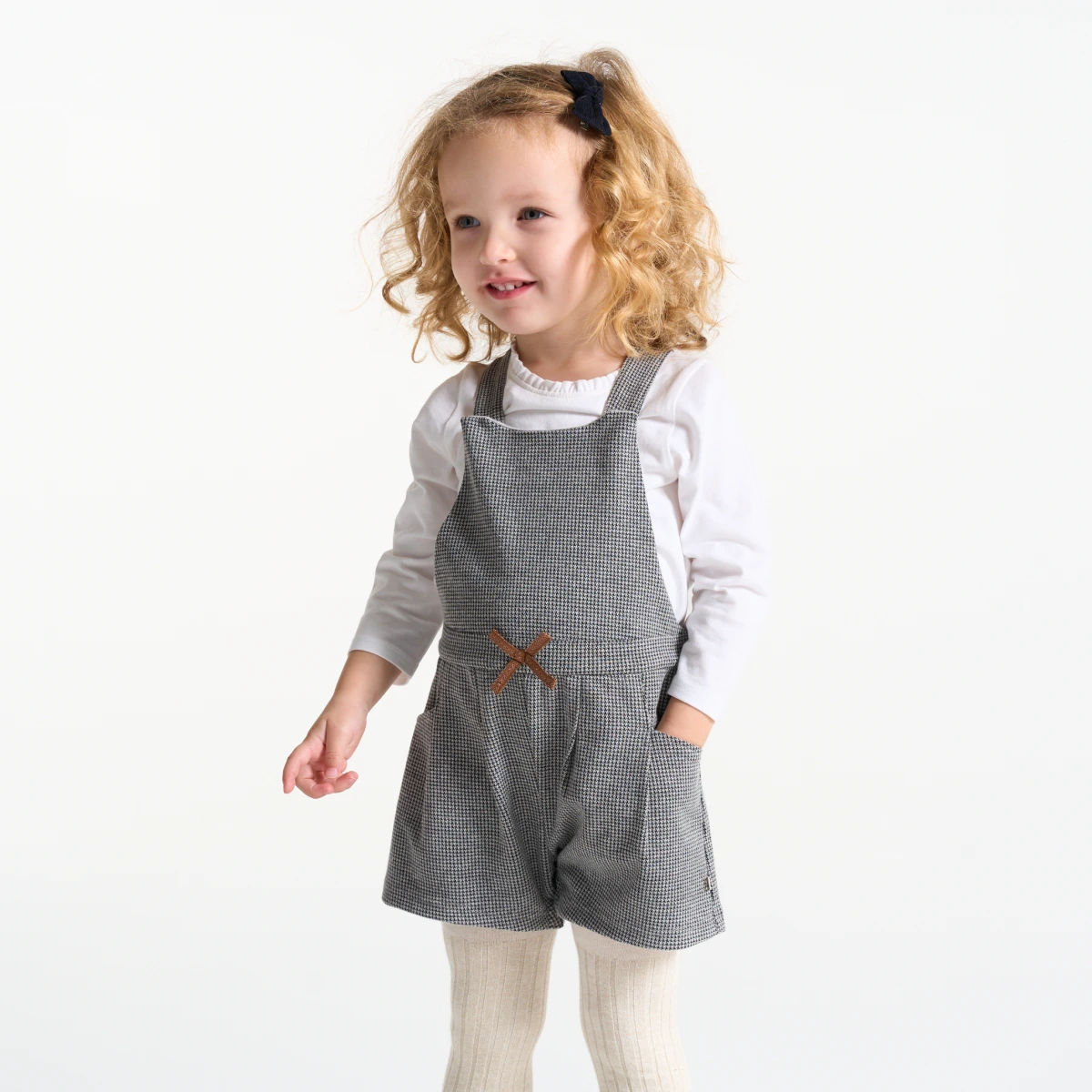 سالوبيت قصير أنيق ودافئ وتيشيرت رمادي لطفلة رضيعة سالوبيت قصير أنيق ودافئ وتيشيرت رمادي لطفلة رضيعة