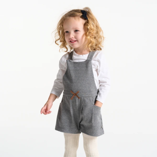 سالوبيت قصير أنيق ودافئ وتيشيرت رمادي لطفلة رضيعة سالوبيت قصير أنيق ودافئ وتيشيرت رمادي لطفلة رضيعة