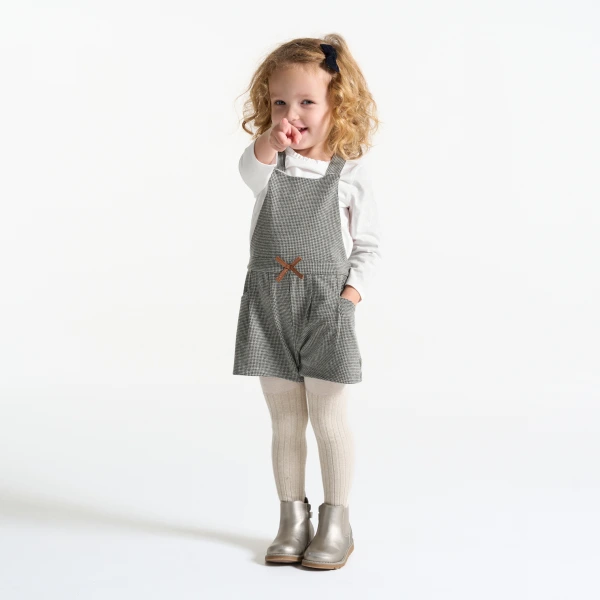 سالوبيت قصير أنيق ودافئ وتيشيرت رمادي لطفلة رضيعة سالوبيت قصير أنيق ودافئ وتيشيرت رمادي لطفلة رضيعة