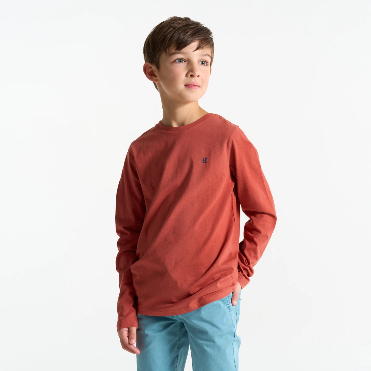 تيشيرت برتقالي اللون كله بأكمام طويلة للأولاد الصغار. تيشيرت برتقالي اللون كله بأكمام طويلة للأولاد الصغار.