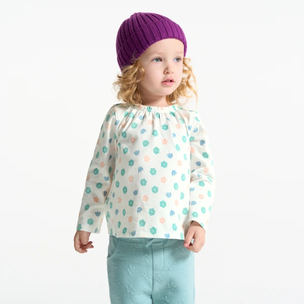 بلوزة بطبعة زهور مع رقبة مطاطية باللون الأبيض للفتيات الصغيرات.