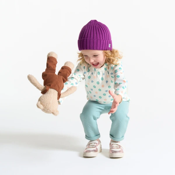 بلوزة بطبعة زهور مع رقبة مطاطية باللون الأبيض للفتيات الصغيرات.