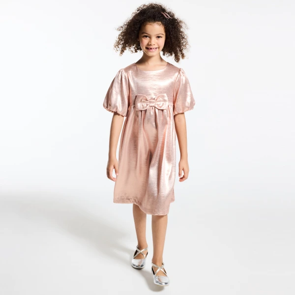 فستان من نسيج كريب اللامع بأكمام منفوخة، باللون الوردي للفتيات فستان من نسيج كريب اللامع بأكمام منفوخة، باللون الوردي للفتيات