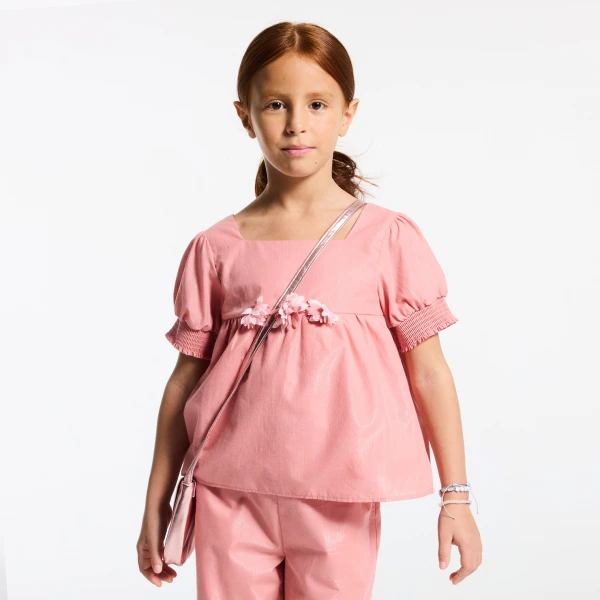 بلوزة وردية اللون عليها زهور قديمة للفتيات بلوزة وردية اللون عليها زهور قديمة للفتيات