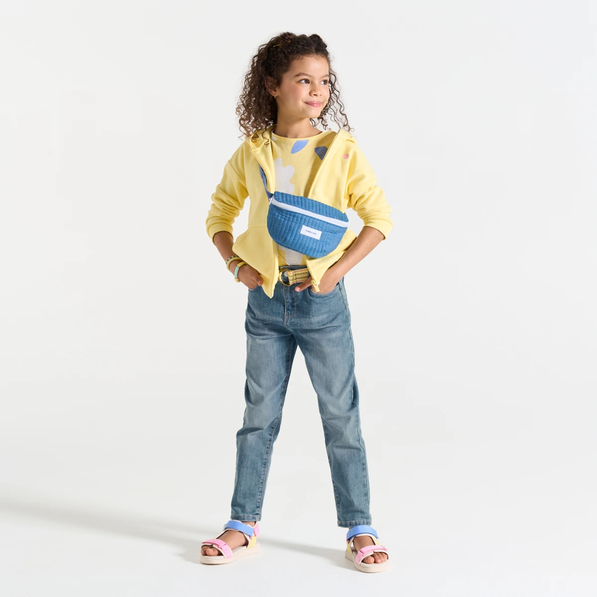 جينز بوي فريند مغسول باللون الأزرق للفتيات جينز بوي فريند مغسول باللون الأزرق للفتيات